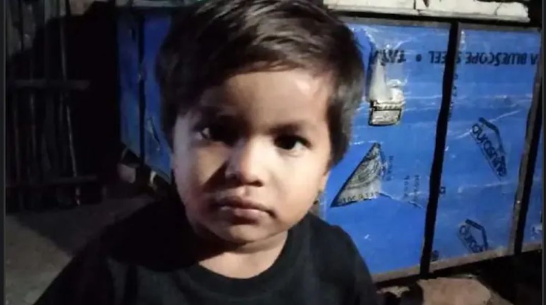 Ινδία: Αποκεφάλισε με φτυάρι 5χρονο μπροστά στα μάτια της μητέρας του - Τον ξυλοκόπησαν μέχρι θανάτου οι γείτονες