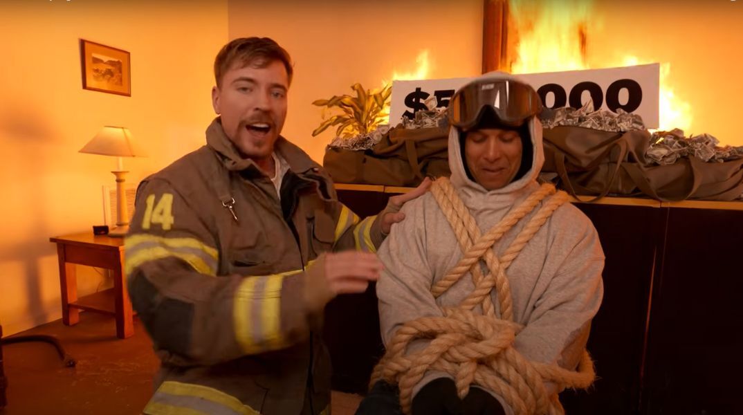 Ο MrBeast υπερασπίζεται βίντεο όπου κασκαντέρ δραπετεύει από φλεγόμενο κτίριο για μισό εκατ. δολάρια - Τι υποστηρίζει ο πιο δημοφιλής YouTuber στον κόσμο