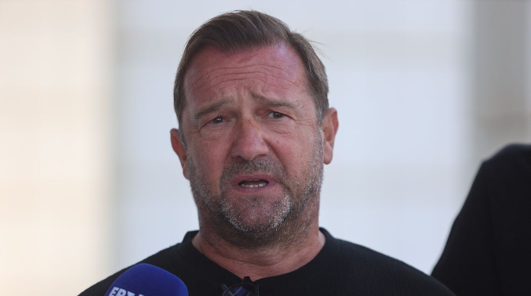 Οργισμένη ανάρτηση Πλακιά για τη διαρροή φωτογραφιών με τις σορούς των θυμάτων των Τεμπών