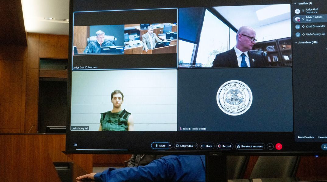 Ο Τάιλερ Ρόμπινσον, κατηγορούμενος για τη δολοφονία του διάσημου συντηρητικού ακτιβιστή Τσάρλι Κερκ παρουσιάζεται σε δικαστήριο στη Γιούτα 