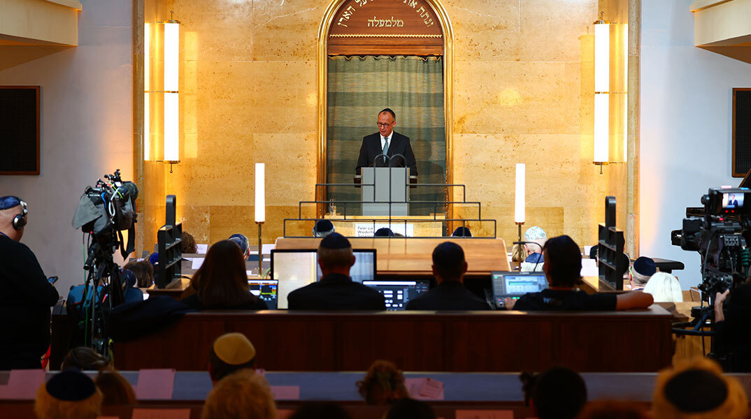 Ο Φρίντριχ Μερτς στη συναγωγή στη Ράιχενμπαχστρασε στο Μόναχο