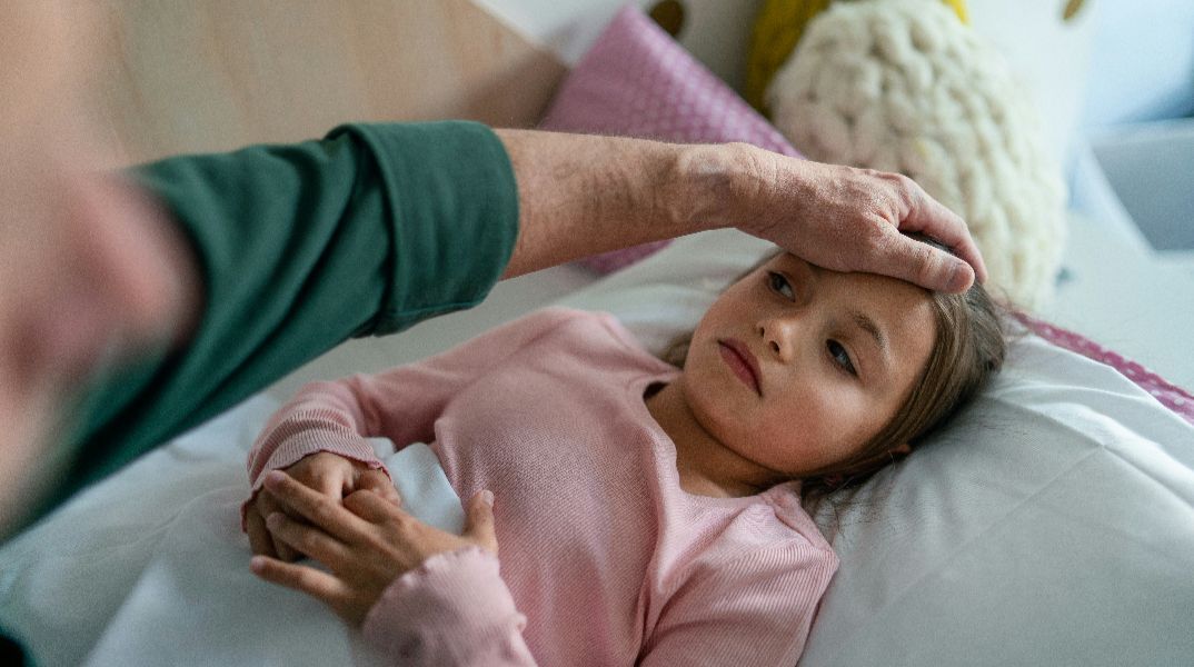 Έρευνα σε 465.000 παιδιά αποκαλύπτει διπλάσιες πιθανότητες long Covid μετά τη δεύτερη μόλυνση