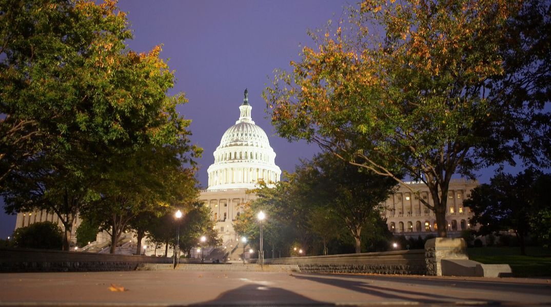 Shutdown στις ΗΠΑ: Τι συμβαίνει με τις δουλειές, τους μισθούς και τα ταξίδια 