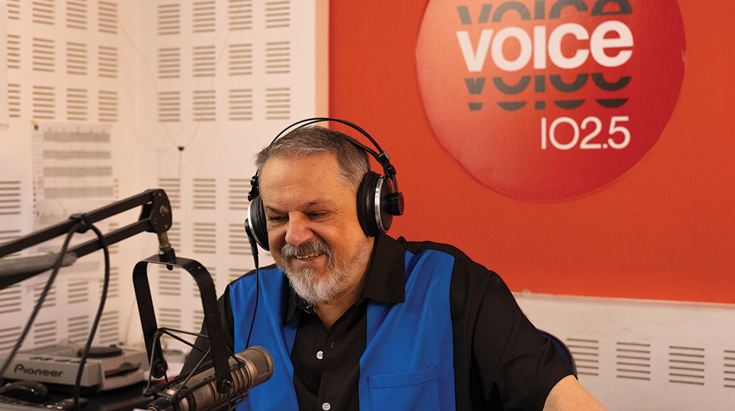 Γιάννης Νένες: Το ραδιόφωνο σε σώζει όταν η ζωή σου γίνεται σιωπηλή ταινία και χρειάζεσαι σάουντρακ