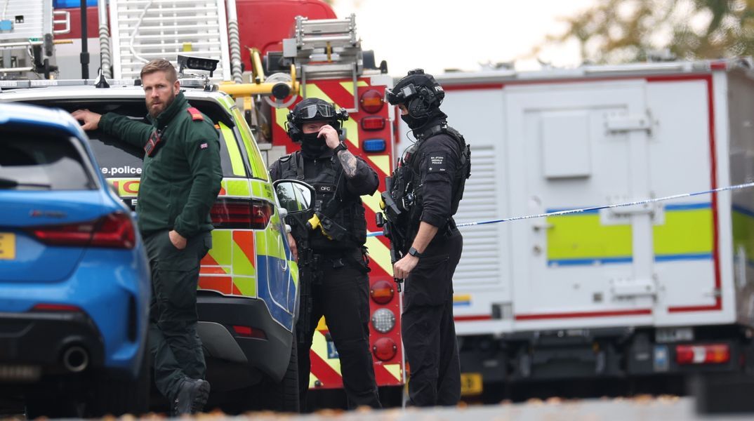 Δύο νεκροί και τρεις σοβαρά τραυματίες από επίθεση με όχημα και μαχαίρι κοντά σε συναγωγή στο Μάντσεστερ - Η Αστυνομία πυροβόλησε τον δράστη.