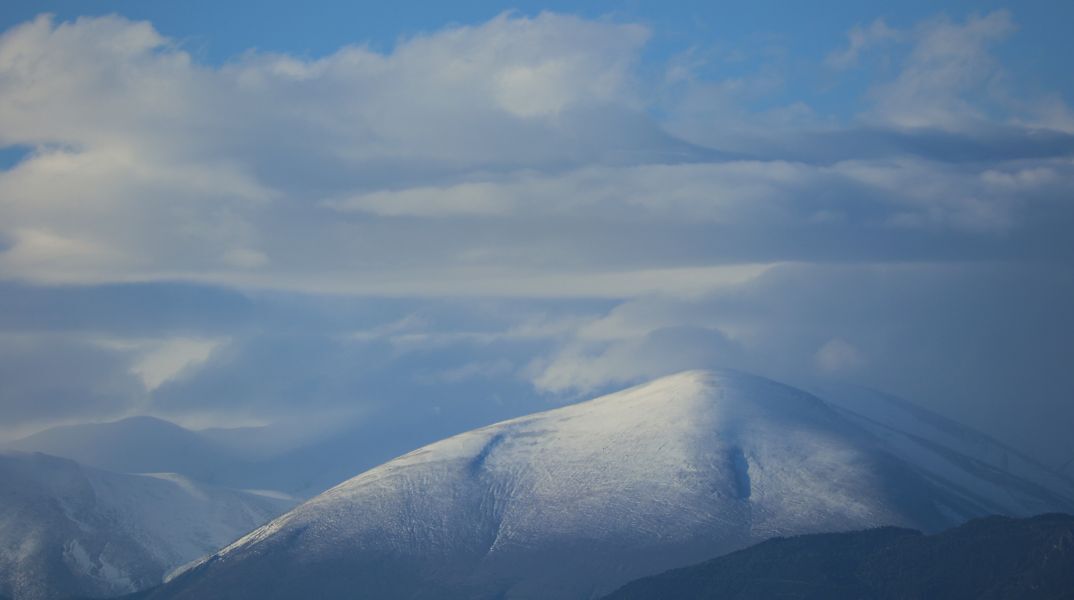 Πρώτα χιόνια σε Όλυμπο, Καϊμακτσαλάν και Φαλακρό - Οι ορεινοί όγκοι της Βόρειας Ελλάδας «φόρεσαν» τα λευκά - Στους −1 C το Καταφύγιο Κάκαλος.