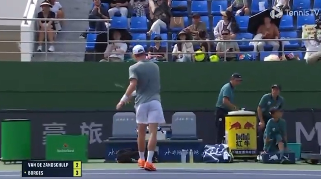 xespasma-van-de-zadsoulp-sti-sangai-petaxe-ti-raketa-tou-stous-theates-video__1_