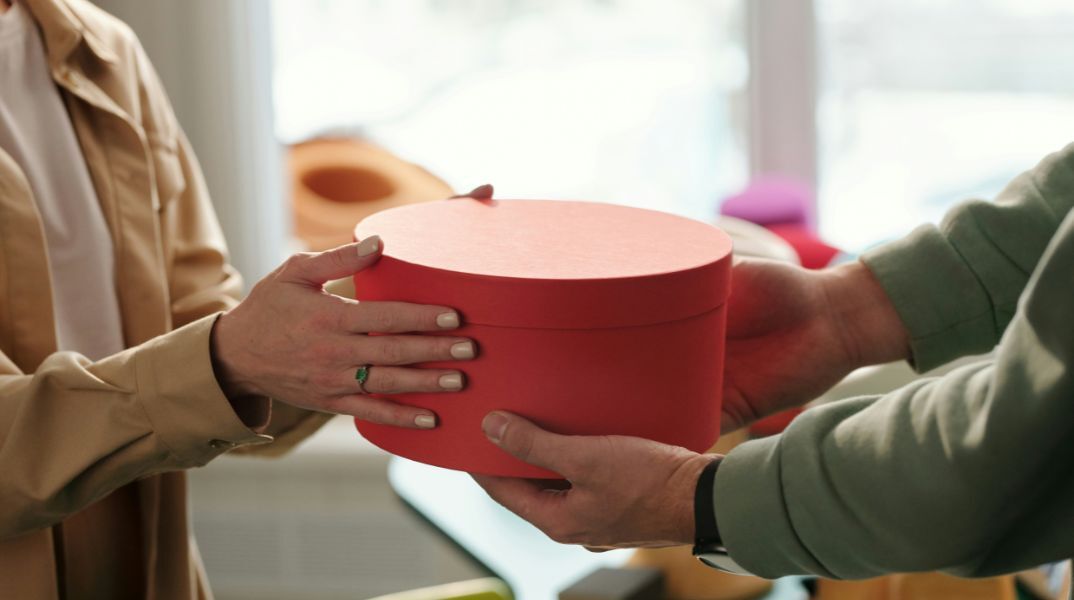 Ποιοι γιορτάζουν σήμερα 4 Οκτωβρίου 2025; Το εορτολόγιο της Athens Voice σου τους θυμίζει. Μην ξεχάσεις να τους δώσεις τις καλύτερες ευχές σου!