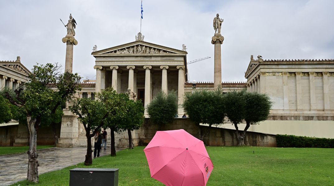 Άστατος καιρός το Σάββατο με τοπικές βροχές κυρίως στα νότια και το Αιγαίο - Η θερμοκρασία πέφτει, φτάνοντας τους 17°C στη Μακεδονία - Βελτίωση από το μεσημέρι.
