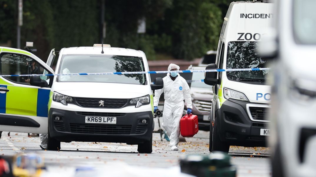 Επίθεση στο Μάντσεστερ: Νεκρός από σφαίρα αστυνομικών ο ένας από τους δύο πιστούς