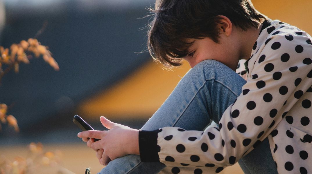 Το TikTok προτείνει πορνογραφικό υλικό σε παιδιά, σύμφωνα με έρευνα