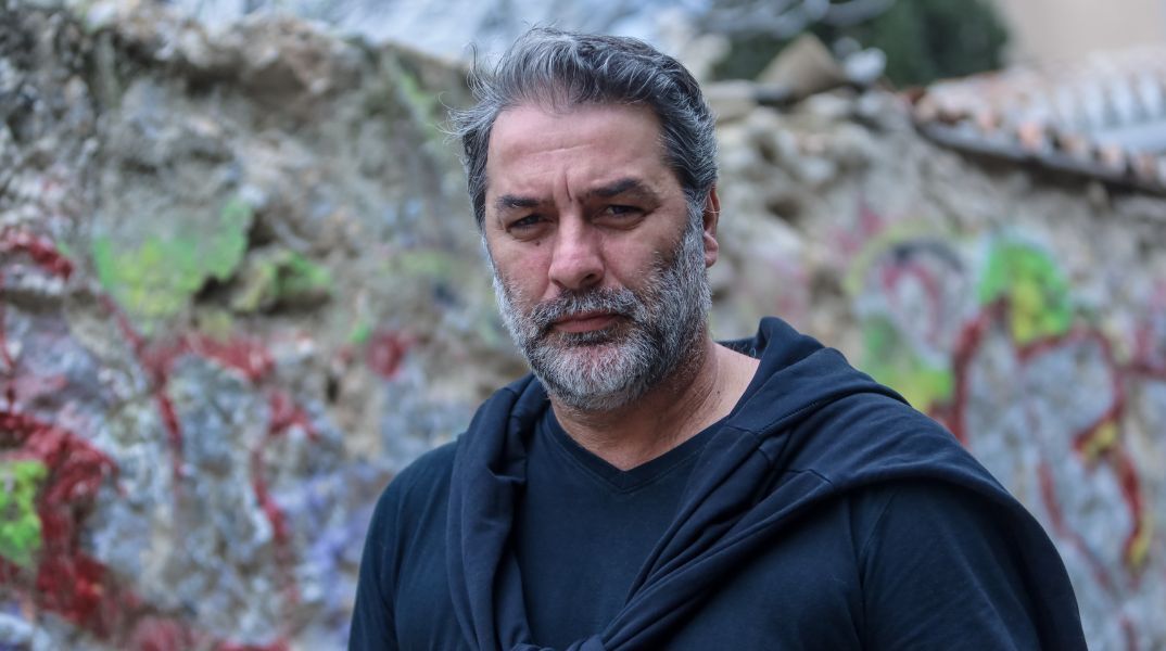 Ο Βασίλης Μπισμπίκης επισκέφθηκε τους πληγέντες από το τροχαίο στη Φιλοθέη, ζητώντας συγγνώμη και προσφέροντας γλυκά - Δεσμεύτηκε να αποκαταστήσει τις ζημιές.