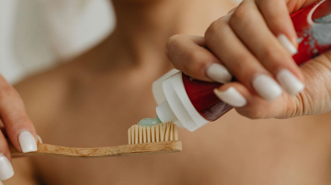 Οδοντίατρος αποκαλύπτει γιατί τα δόντια κιτρινίζουν παρά το καθημερινό βούρτσισμα - Οι καθημερινές συνήθειες που φθείρουν τον σμάλτο.