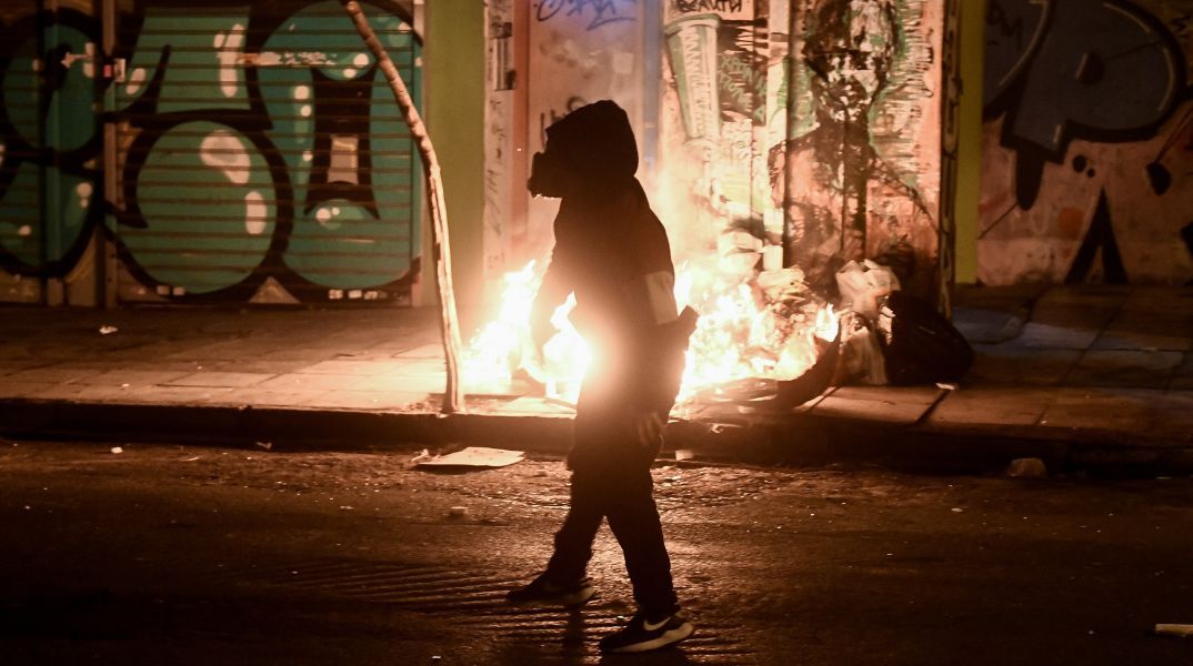 Επεισόδια στα Εξάρχεια τα ξημερώματα - Ομάδα επιτέθηκε σε ΜΑΤ με μολότοφ - Έγιναν 14 προσαγωγές, εκ των οποίων οι 11 μετατράπηκαν σε συλλήψεις.