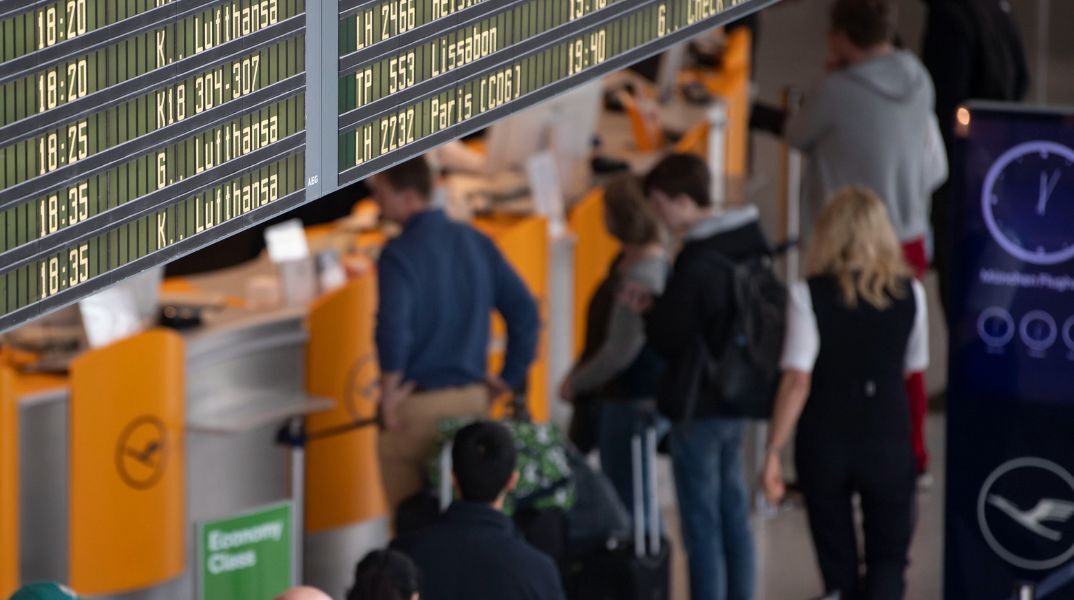 Το αεροδρόμιο του Μονάχου ανέστειλε πτήσεις για δεύτερη μέρα λόγω drones, με 6.500 επιβάτες να επηρεάζονται - Αυξημένες ανησυχίες για την ευρωπαϊκή ασφάλεια.