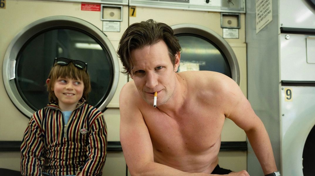 Κυκλοφόρησε το πρώτο τρέιλερ για την τηλεοπτική μεταφορά του μυθιστορήματος του Νικ Κέιβ, «Ο θάνατος του Μπάνι Μανρό» - Ο Ματ Σμιθ πρωταγωνιστεί 