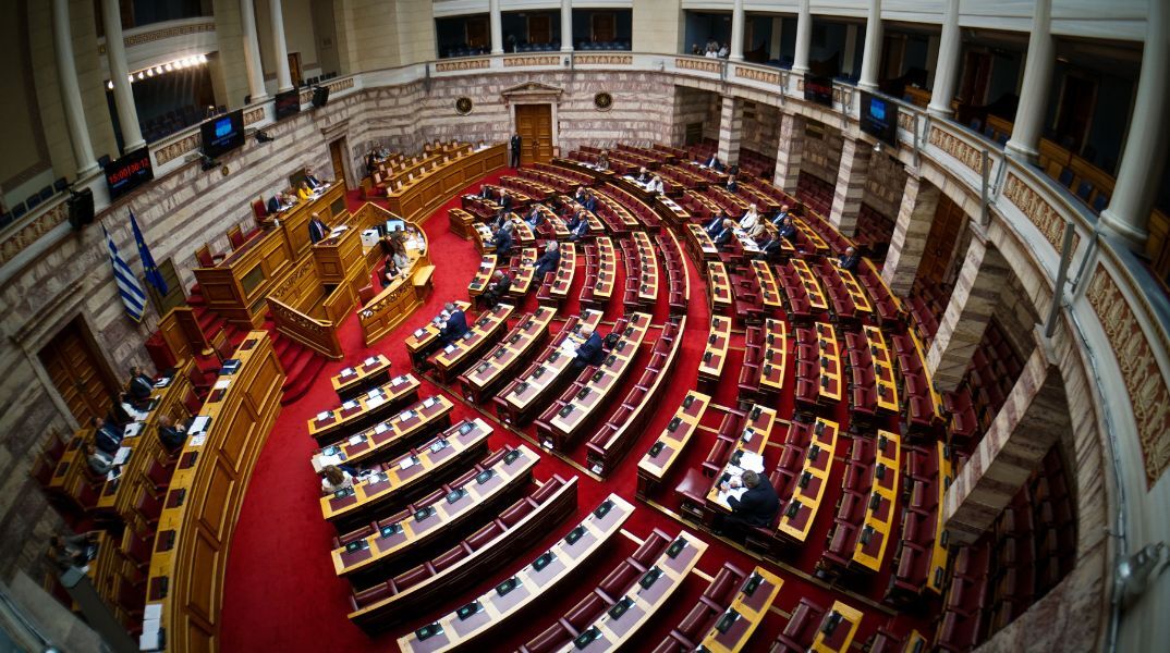 Κατατέθηκε στη Βουλή το νέο εργασιακό νομοσχέδιο, με ενσωματωμένες προτάσεις των εθνικών κοινωνικών εταίρων – Ποιες αλλαγές φέρνει