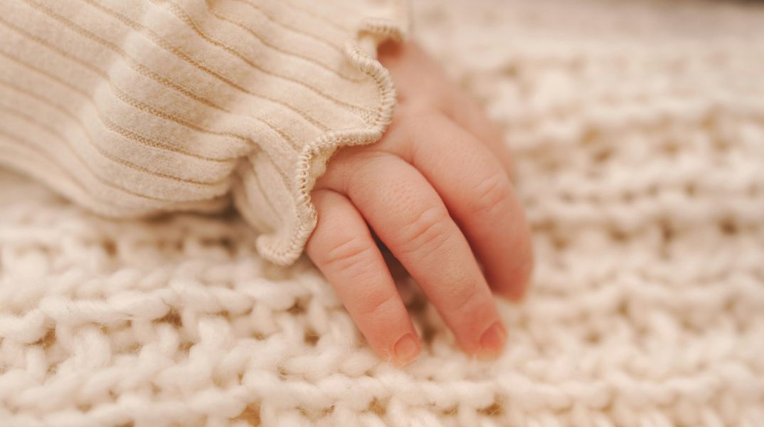 Αεροδιακομιδή βρέφους από τη Μυτιλήνη στην Αθήνα - Φέρει εγκαύματα από καυτό τσάι που έπεσε από δίσκο σερβιτόρας - Η πορεία της υγείας του. 