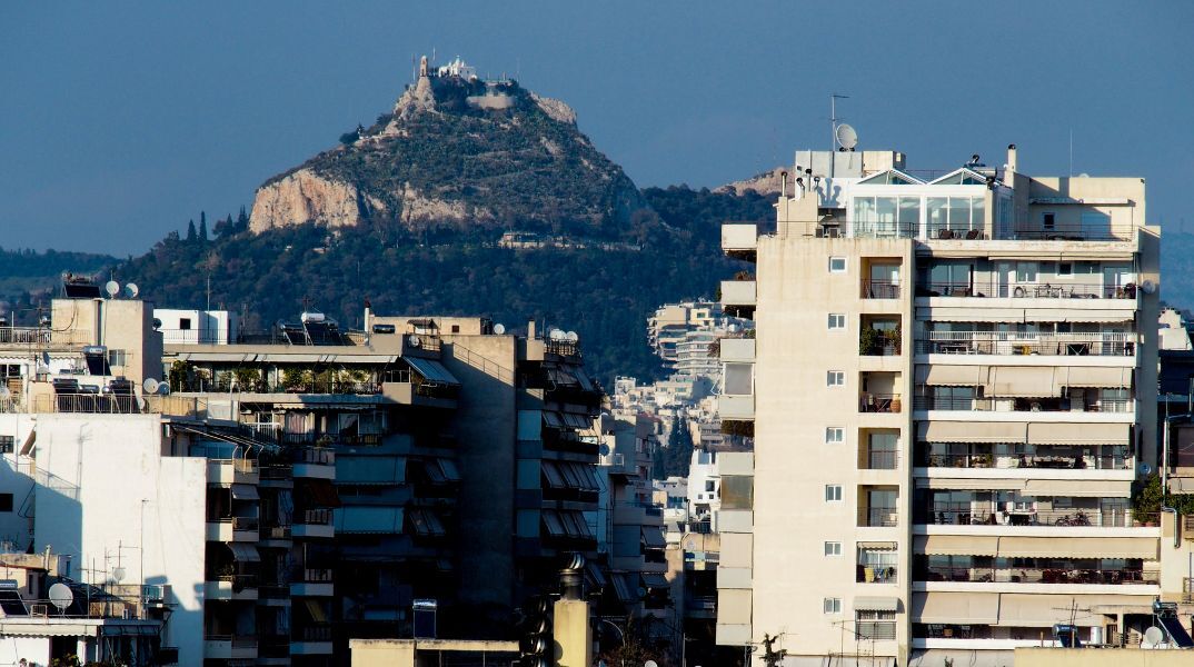 Airbnb στην Ελλάδα: Νέος νόμος με αυστηρούς όρους για βραχυχρόνιες μισθώσεις - Διαγραφές ακινήτων, έλεγχοι και στόχος δίκαιος ανταγωνισμός.