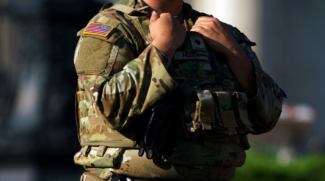 Ο Ντόναλντ Τραμπ στέλνει Εθνοφρουρά στο Σικάγο μετά τον τραυματισμό γυναίκας από Συνοριοφύλακες - Σφοδρή αντίδραση από τον κυβερνήτη Πρίτζκερ.