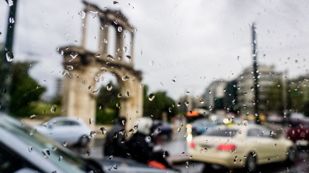 Καιρός: Βροχές, καταιγίδες και άνεμοι έως 7 μποφόρ σε όλη τη χώρα τη Δευτέρα 6/10, με πτώση θερμοκρασίας κυρίως στα δυτικά και βόρεια