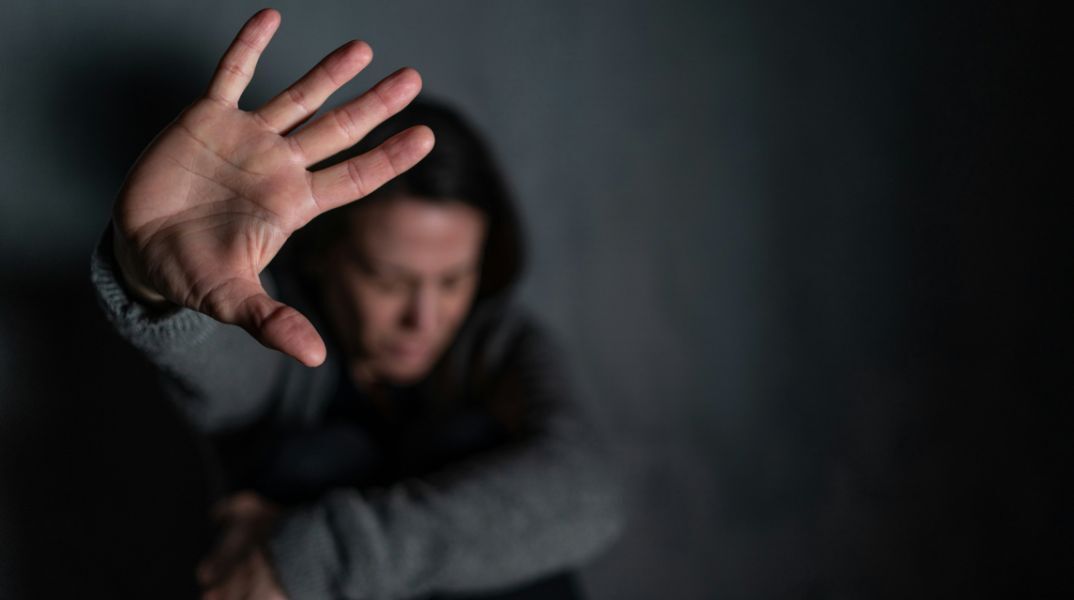 Γυναίκα που κρύβει το πρόσωπό της