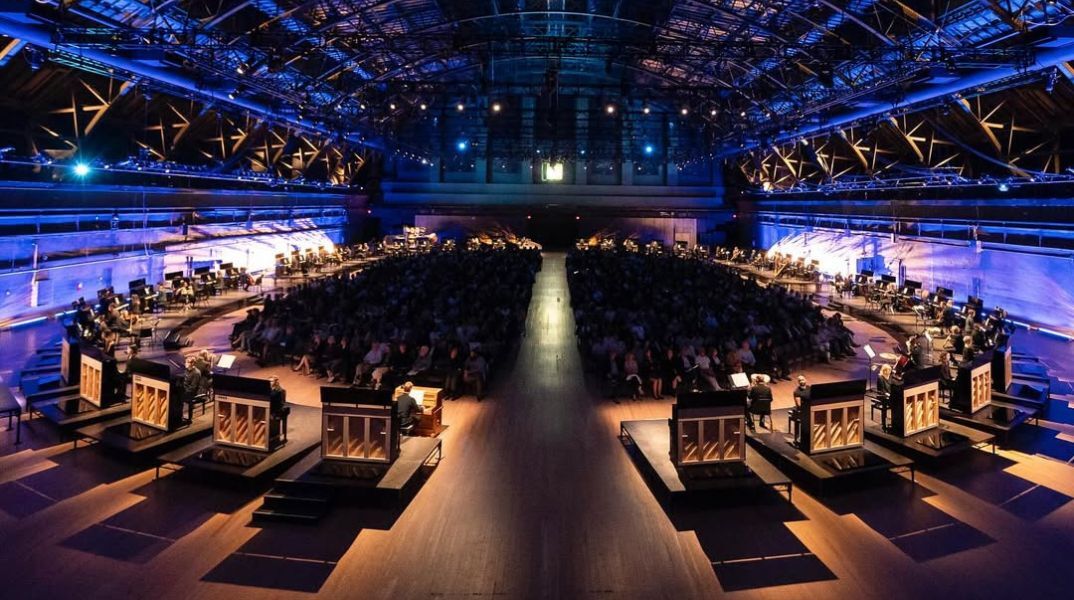 Η σύνθεση «11.000 Strings» του Γκέοργκ Φρίντριχ Χάας ενώνει 50 πιάνα σε διαφορετικές συχνότητες, δημιουργώντας ένα μοναδικό «ηχητικό σύμπαν» στη Νέα Υόρκη.