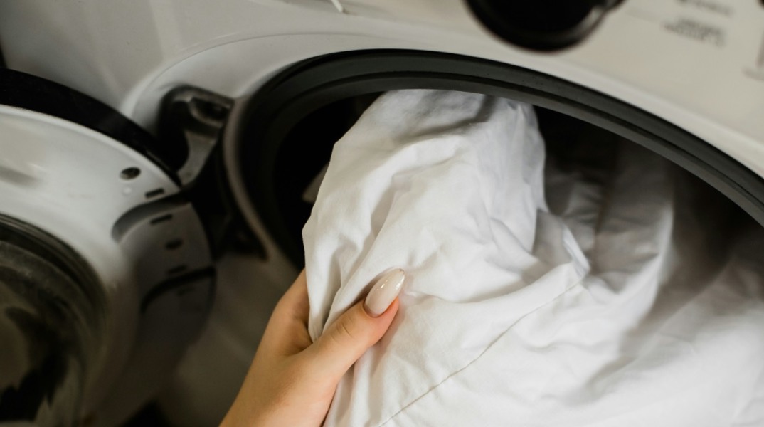 λευκή μπλούζα