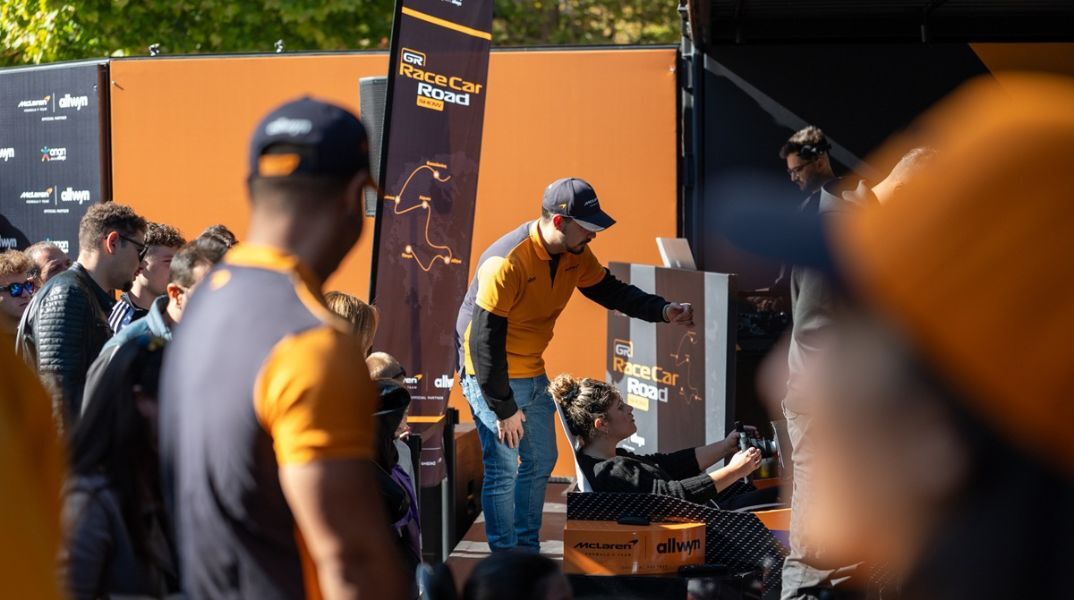 Πανηγυρίζουν οι φίλοι της McLaren F1 Team σε όλο τον πλανήτη - Από το Grand Prix της Σιγκαπούρης μέχρι το Roadshow της Λάρισας με το showcar της McLaren F1 Team