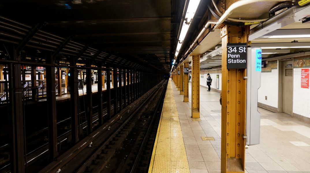 Δύο έφηβες σκοτώθηκαν σε τρένο της Νέας Υόρκης ενώ «σερφάριζαν» πάνω στο βαγόνι, ακολουθώντας επικίνδυνο trend των social media.