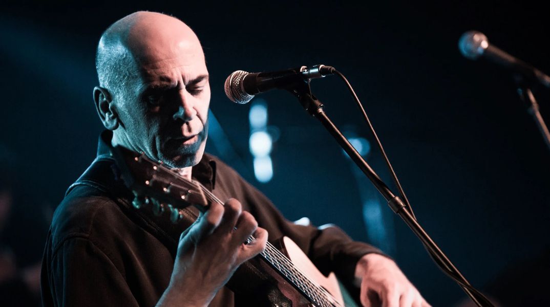 Ορφέας Περίδης: Ένας ευαίσθητος τραβαδούρος με ανοιχτά πανιά