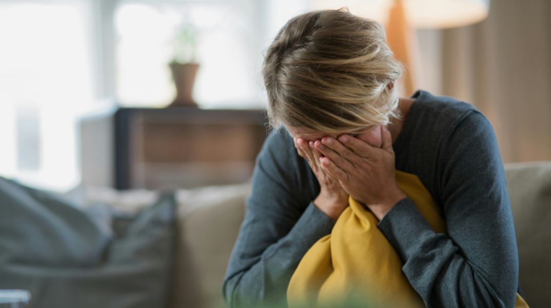 Οι γυναίκες φέρουν υψηλότερο γενετικό κίνδυνο κατάθλιψης σε σχέση με τους άνδρες, σύμφωνα με νέα μελέτη που δημοσιεύτηκε στο Nature Communications