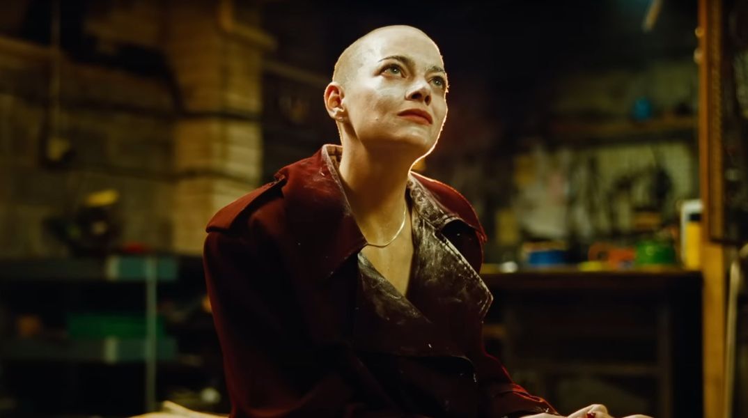 Bugonia: Η μαύρη κωμωδία επιστημονικής φαντασίας του Γιώργου Λάνθιμου με την Έμα Στόουν και τον Τζέσι Πλέμονς αποκαλύπτεται σε νέο τρέιλερ.