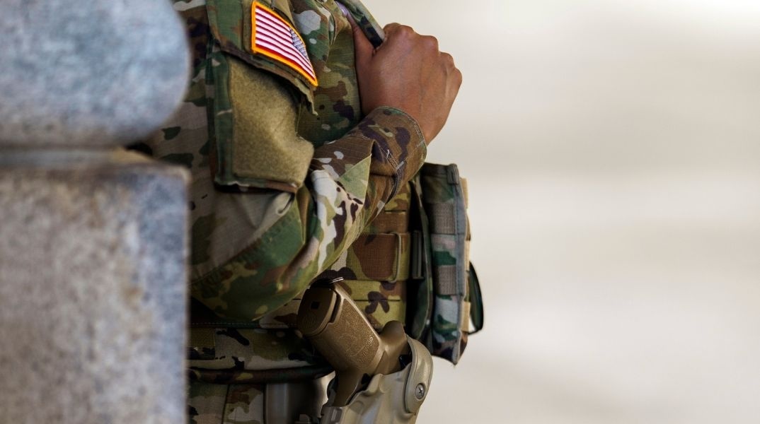 Στρατεύματα της Εθνοφρουράς του Τέξας αναπτύχθηκαν στο Σικάγο - Κλιμάκωση της καταστολής που εφαρμόζει ο Ντόναλντ Τραμπ σε πόλεις υπό τη διοίκηση Δημοκρατικών.