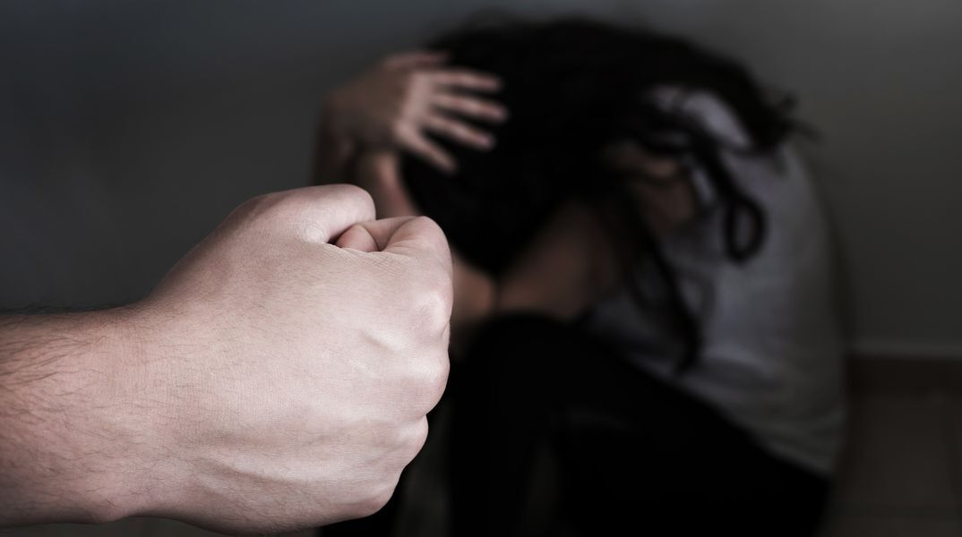 Θεσσαλονίκη: Κάθειρξη 17 ετών σε 40χρονο φυγόποινο για βιασμό, ξυλοδαρμούς και απειλές κατά της συζύγου του, ακόμη και μπροστά στα ανήλικα τέκνα τους.