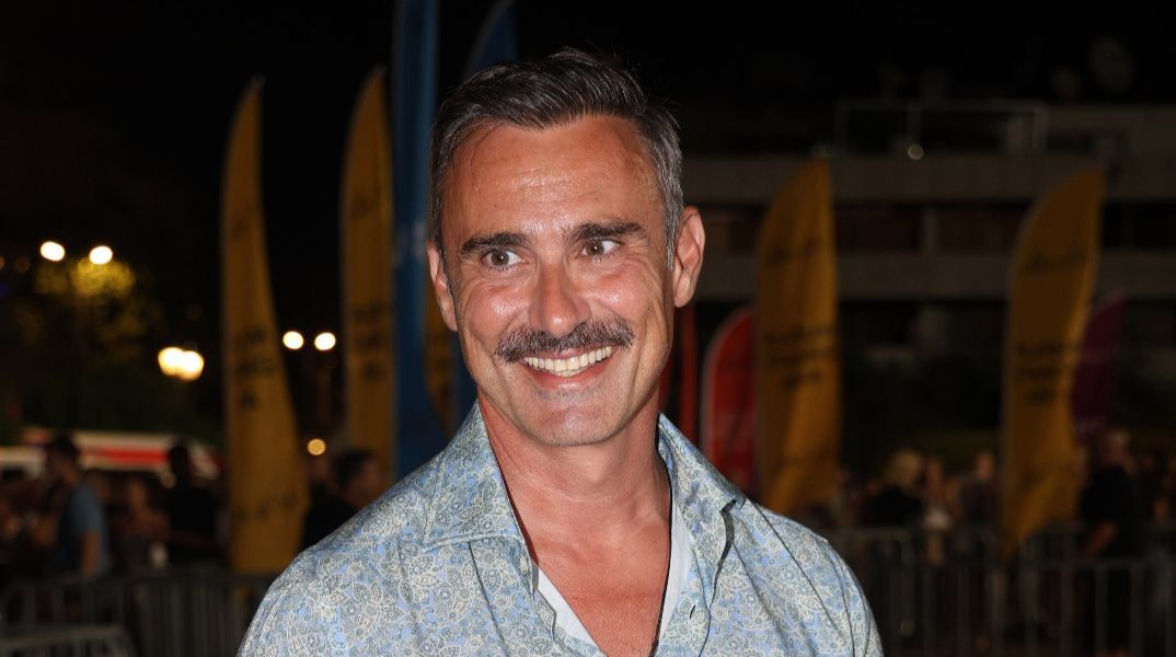 Ο Καπουτζίδης εξήγησε τι συνέβη μετά την κηδεία του Μιχελή και πώς τραβήχτηκε η viral φωτογραφία που προκάλεσε σχόλια