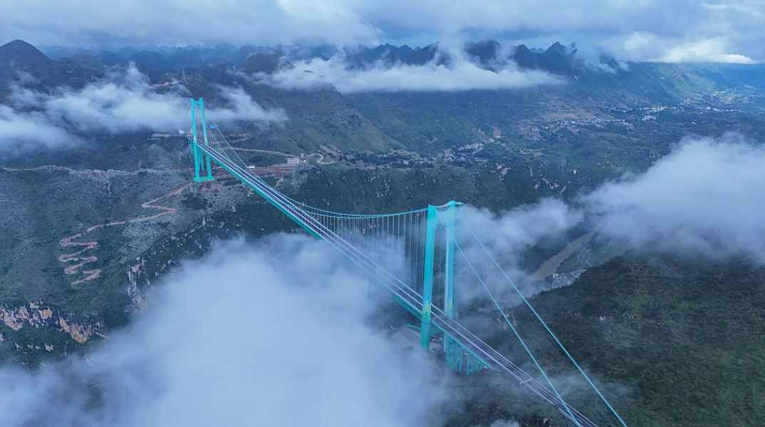 Κίνα: Πώς είναι να διασχίζεις την ψηλότερη γέφυρα του κόσμου - Μαγευτική η θέα «πάνω από τα σύννεφα»