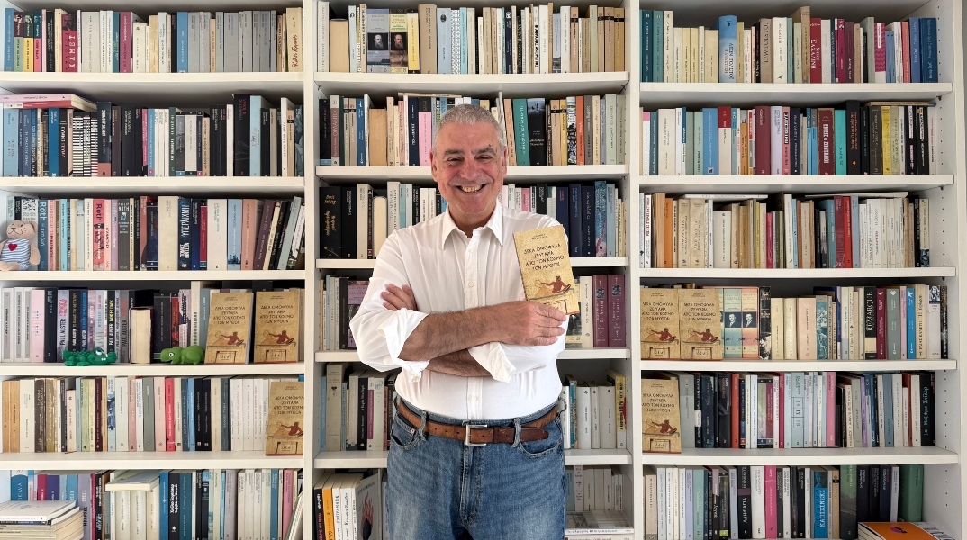 Ο Ξενοφών Μπρουτζάκης μπορστά από τη βιβλιοθήκη του