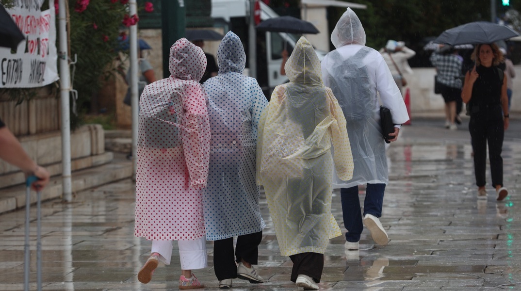 Πολίτες με αδιάβροχα
