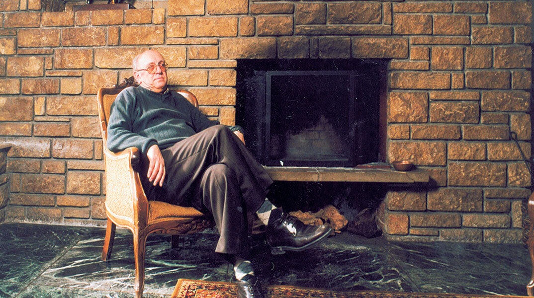 Πέτρος Mάρκαρης: «Μου αρέσει να βάζω στις ιστορίες μου αληθινά μέρη»