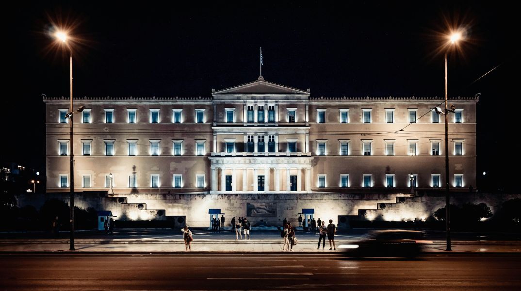 Δημογραφία και μεταναστευτικό: Πώς η Ελλάδα εγκλωβίζεται σε έναν φαύλο κύκλο συρρίκνωσης