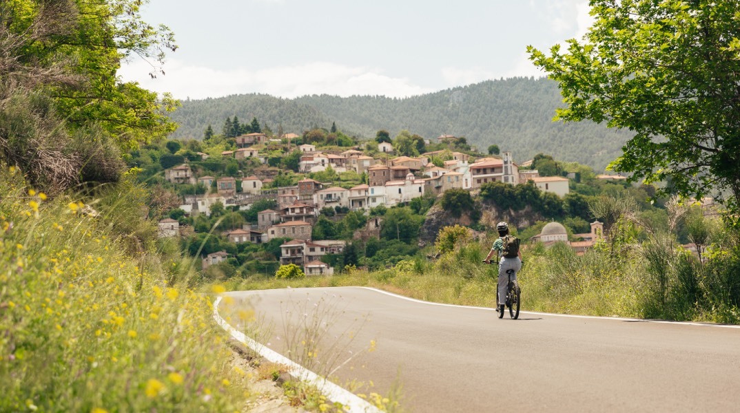 κοπέλα κάνει ποδήλατο στη Βαμβακού
