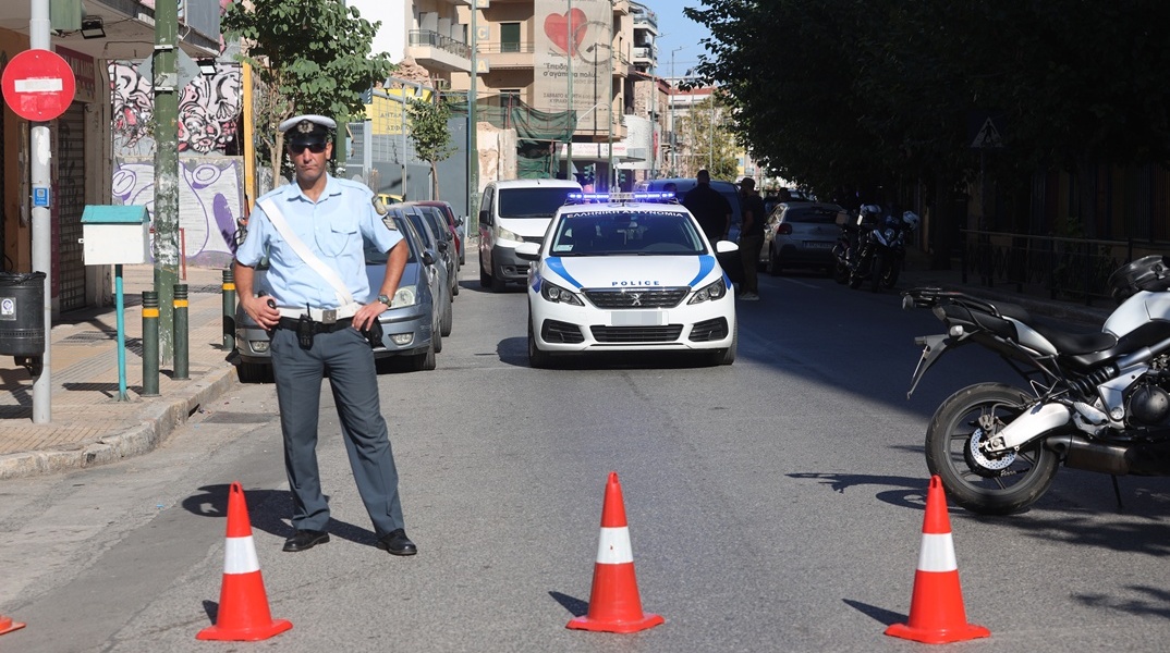 Αποκλεισμένο το σημείο όπου εντοπίστηκε η χειροβομβίδα στη Λιοσίων