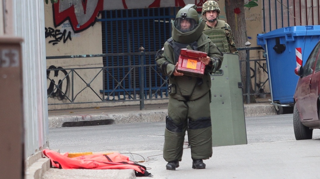 Δείτε εικόνες από το σημείο όπου βρέθηκε η χειροβομβίδα στη Λιοσίων 