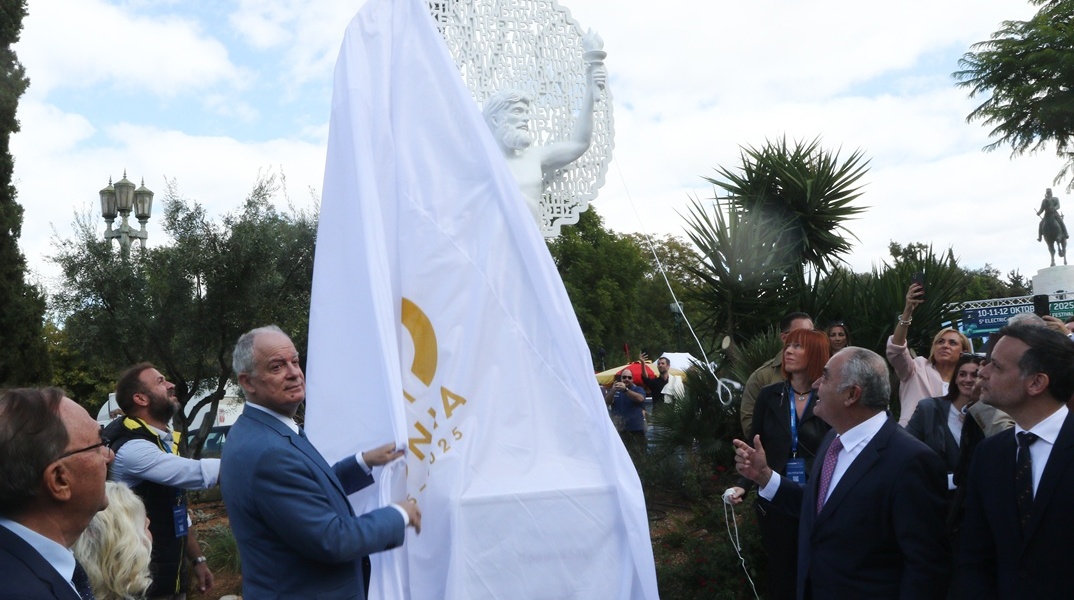 Αποκαλυπτήρια για το πρώτο άγαλμα αφιερωμένο στους μικρομεσαίους επιχειρηματίες - Τι απεικονίζει