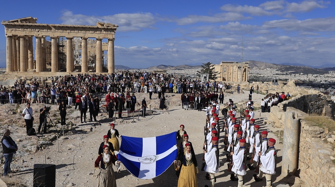 Δείτε εικόνες από την τελετή Έπαρσης της Σημαίας Απελευθέρωσης στην Ακρόπολη 