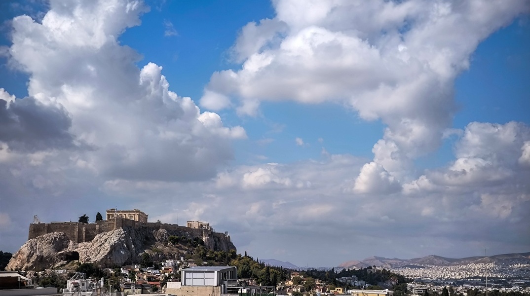 Σύννεφα πάνω από την Αθήνα