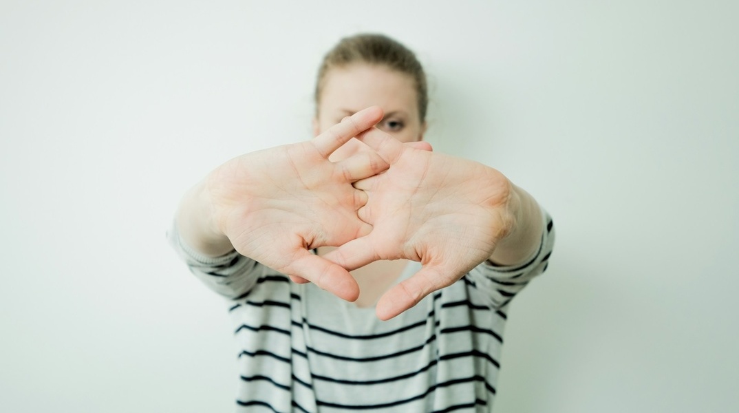 Γυναίκα τεντώνει τα δάχτυλα του χεριού της
