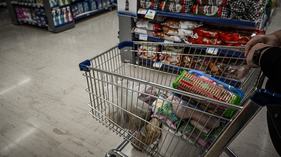 Καρότσι σούπερ μάρκετ με προϊόντα