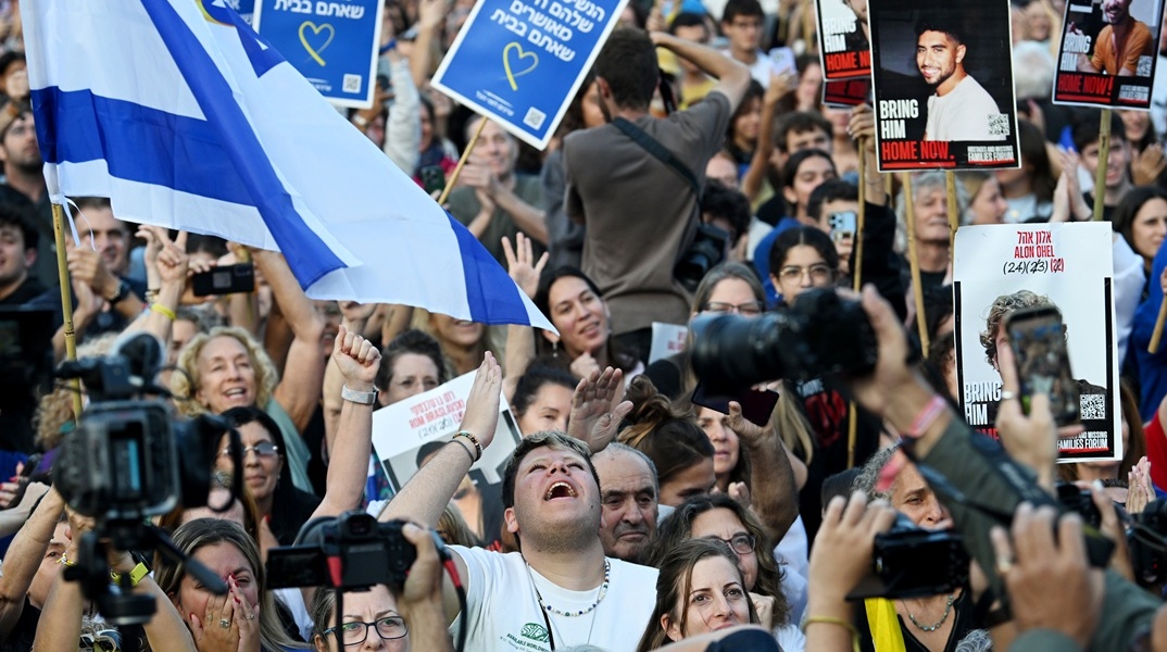 Πλήθος κόσμου στους δρόμους για την απελευθέρωση ομήρων